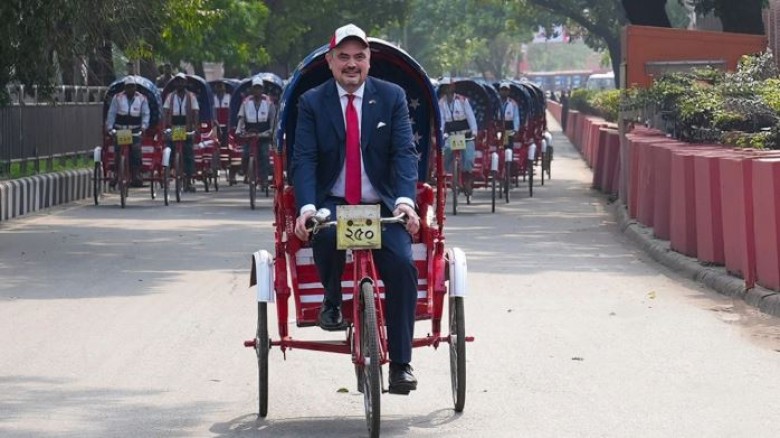 বারিধারার সড়কে রিকশা চালালেন মা‌র্কিন রাষ্ট্রদূত ব্রেন্ট ক্র