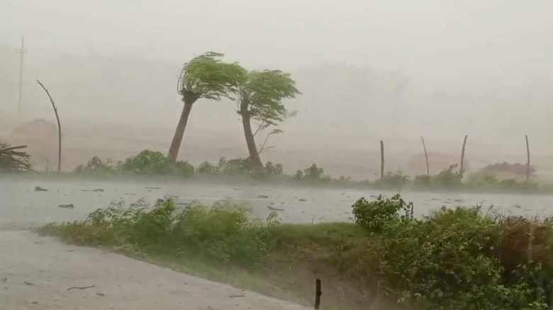 রাতে যেসব জেলায় ঝড়ের পূর্বাভাস