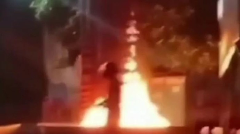 হাসিনা আসবে স্লোগান দিয়ে জুলাই স্মৃতিস্তম্ভে আগুন