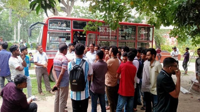 ভ্রাম্যমাণ গ্রন্থাগারে শেখ মুজিব-শেখ হাসিনার বই, সরানোর নির্