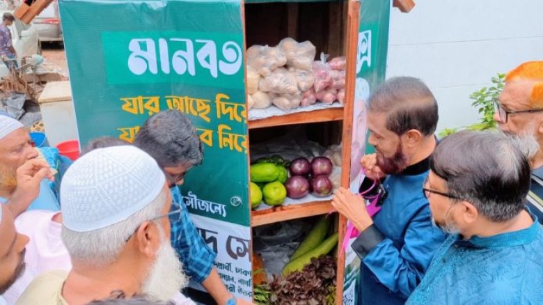 উত্তরায় ‘মানবতার বক্স’ উদ্বোধন করলেন সেলিম উদ্দিন