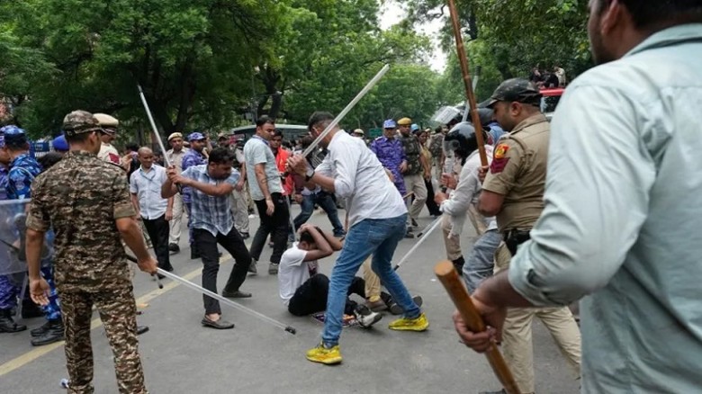 পুলিশ সাদা পোশাকে শিক্ষার্থীদের পেটাচ্ছে:  অখিলেশ যাদব