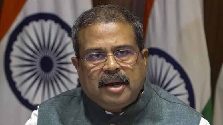 ককরোচ’দের আন্দোলনের চাপে ভারতের শিক্ষামন্ত্রীর ধর্মেন্দ্র প্রধানের পদত্যাগ